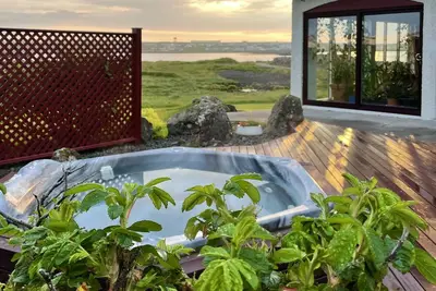 Image de ÁLKA - Cozy Room by the Sea with Private Hot Tub \n10-Min from Keflavík Airport