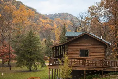 Image de Cozy Log Cabin w/Hot Tub - King Bed - Private Acreage - Mississippi Getaway