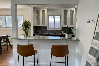 Image de Classic and convenient - 4 bedroom house in the heart of Aurora!