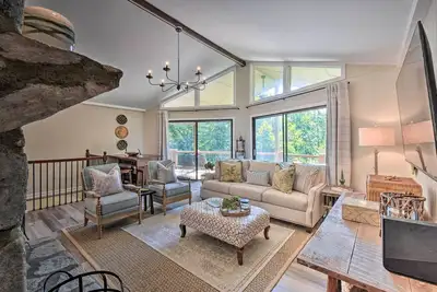 Image de Stunning Dillard Home w\/ Yard in Sky Valley!