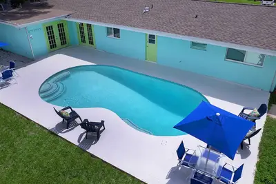 Image de Designer Coastal Pool + Game Room home close to Siesta and downtown