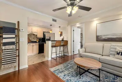 Image de New-War Damn Condo-Dt Auburn next to campus