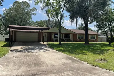 Image de Canal front pool home to Dora Chain of Lakes