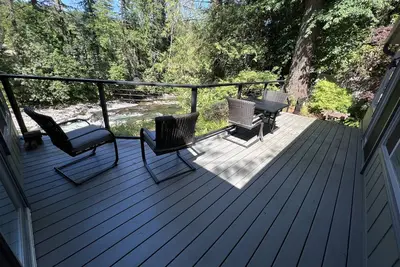 Image de Summer Dreams Come True at The River House Retreat! 10 min to Battle Ground,