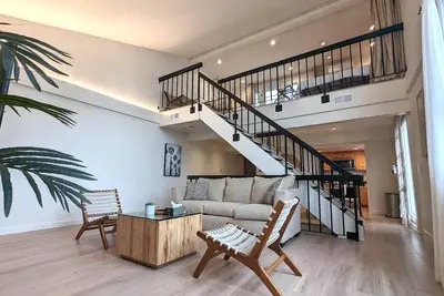 Image de 5-bed Large Bohemian Beach Pad with Ac, Patio & Parking - Walk 1min to Beach!