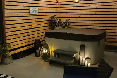 Image de Cheerful desert oasis home with a privacy hot tub! 1 minute to new hospital!