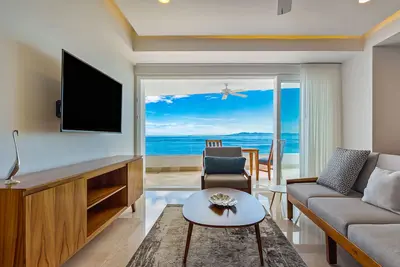 Image de Stylish waterfront condo with amazing pool, hot tub & balcony
