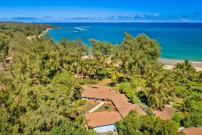 Image de Huge 6 br/6 ba Beachfront, for big groups, A. C. accessible, in relaxed old Hawaii