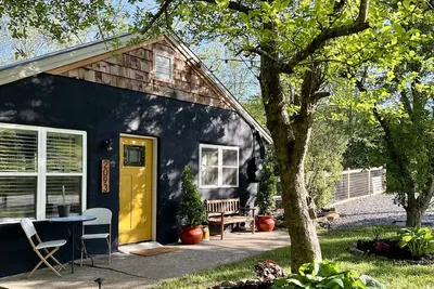 Image de Creekside Cottage w\/ Hot Tub near Asheville, Pet-Friendly