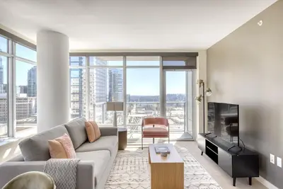 Image de Gorgeous Bellevue 2br w/ Roof, Gym & Pets, nr Local Dining, by Blueground