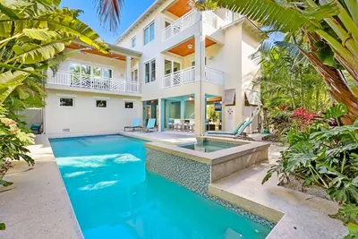 Image de Precious Memories: North End! Quick Walk to Beach! Elevator, Pool, Ping Pong & Pool by Anna Maria Life