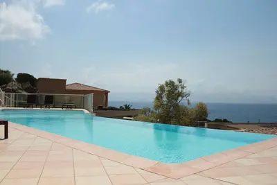 Mini villa 4 pièces, 6 couchages avec piscine, clim et Wi-Fi à Ajaccio