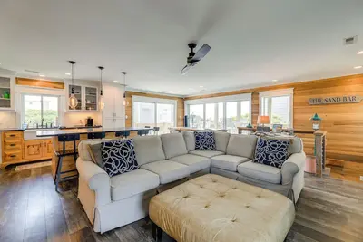 Image de Steps to Beach: Bright Emerald Isle Retreat