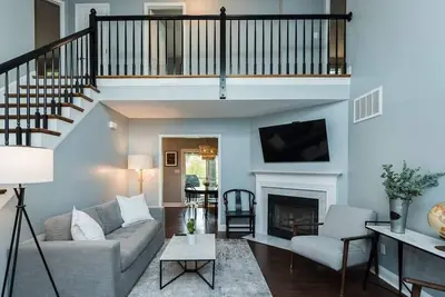Image de Charming 4 bed home with water views-mins to Unc