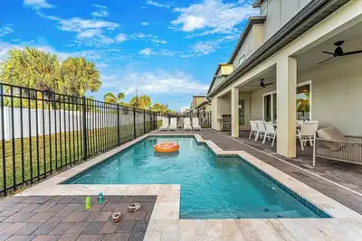Image de The Seanic Estate | Luxe Beach Villa w Pirate Br, Casino, Arcade, Near Disney