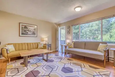 Image de Bright, Open Creekside Oceanview Condo is Steps from Beach, Dining, Golf!
