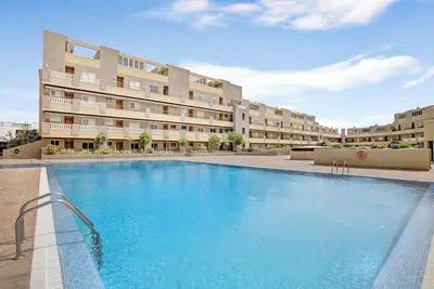 Image de Appartement de vacances 'La Perla D14 En El Médano' avec piscine partagée, terrasse privée et Wi-Fi