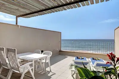 Image de Appartement de vacances 'Casa Médano 20 En El Médano' avec vue sur la mer, terrasse et Wi-Fi