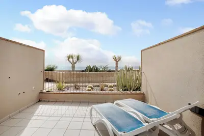 Image de Appartement de vacances 'Casa Médano 6 En El Médano' avec vue sur la mer, terrasse et Wi-Fi