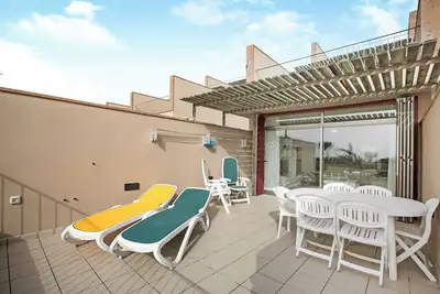 Image de Appartement de vacances 'Casa Médano 3 En El Médano' avec vue sur la mer, terrasse et Wi-Fi