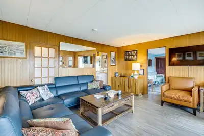 Image de Beachfront Cottage on Seaside Promenade w\/ Hot Tub