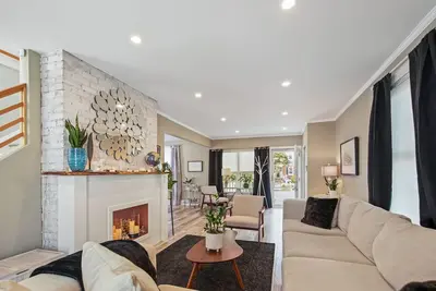 Image de Modern Scandinavian Designer Home w/ Office + Deck