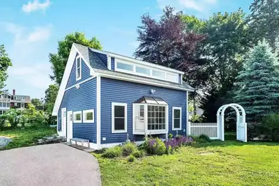 Image de Immaculate Year Round Cottage Steps from the Beach Sleeps 6