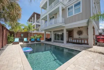 Image de Luxury Beach House - Private Pool, Hot Tub, Ocean Views and Rooftop Deck