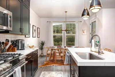 Image de Mountain-Chic 4br Townhome w\/ Hot Tub and Games