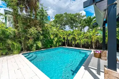 Image de Coral Cove Hideaway | Guest House & Heated Pool!
