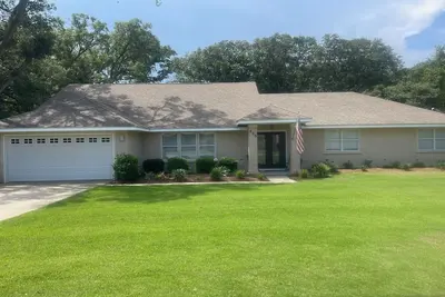 Image de Magnolia Breeze! Pet Friendly with Pool! 3. 15 miles to Pensacola Beach!