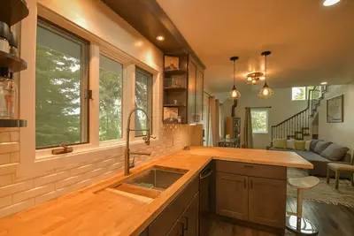 Image de Beautiful 3 bedroom Beluga Lake Home!