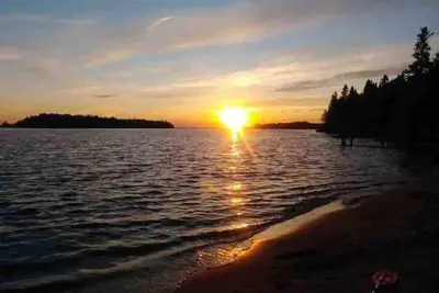Chalet Petit-Jaune Bord du Lac-St-Jean/plage/kayaks