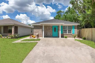 Image de Bungalow | TVs, Grill, & Only 1mile to the Beach!