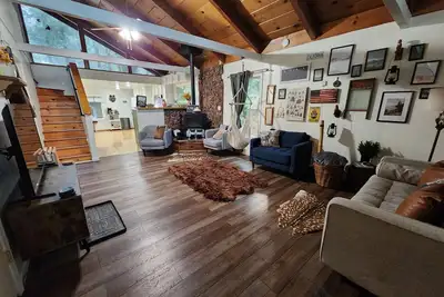 Image de Pet Friendly Cabin - Sleeps 14-Movie\/Rec Rm. Lake Access\/Deck\/Yard