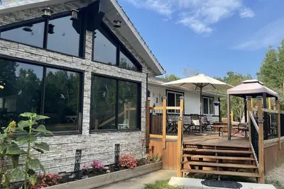 Image de Spacious Chalet with Brand New hot tub 5 mins from beach -sleeps 14