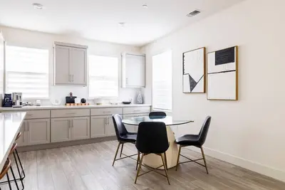 Image de Family-sized house with huge kitchen and patio