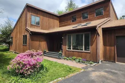 Image de Welcome to summer at the amazing Pocono Château. We include amenities.