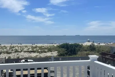 Image de Oceanviews from Every Room. . . Steps to the Beach