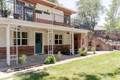 Image de ~Beautiful Secluded Mid-Century Ranch on Park-Like Lot - Ace Location & Views~