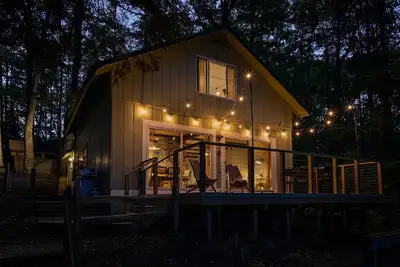 Image de *New* Waterfront Cottage w/ Hot Tub & Private Dock