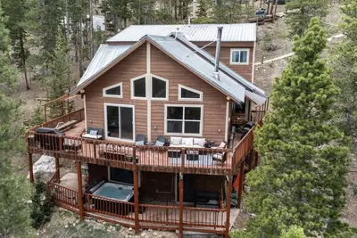 Image de St. Mary's mountain retreat with hot tub - sleeps 10