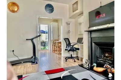 Image de Modern, spacious and comfortable 3 bedroom home.