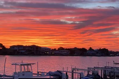 Image de Water views galore… Feel like you’re on a cruise ship in this condo!