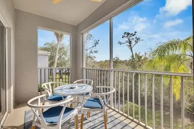 Image de Lovely, Completely Renovated 5 Star Two Bedroom Condo Close to the Beach