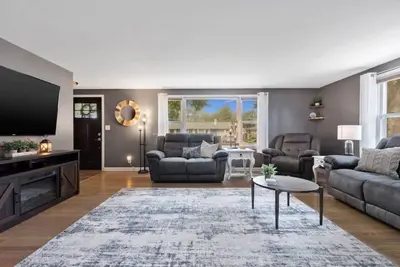 Image de Lambeau Abode- 4 Blocks to Titletown. Entertain 4 Br