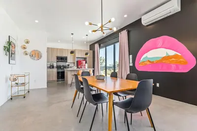 Image de Insta-worthy Mars Tiny Home~Cowboy Pool~ Hot Tub~ Fire Pit