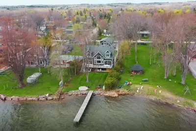 Image de Stunning Waterfront Luxurious Lakehouse. Great For Family Stays!