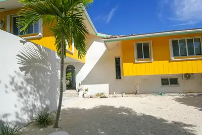 Charming 3 Bedroom Suite 200 steps to Beach, car available