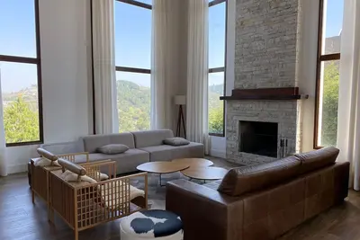 Image de Casa Estilo Chateau Recém Construído, 5 Suítes, Piscina Interna e Vista Incrível